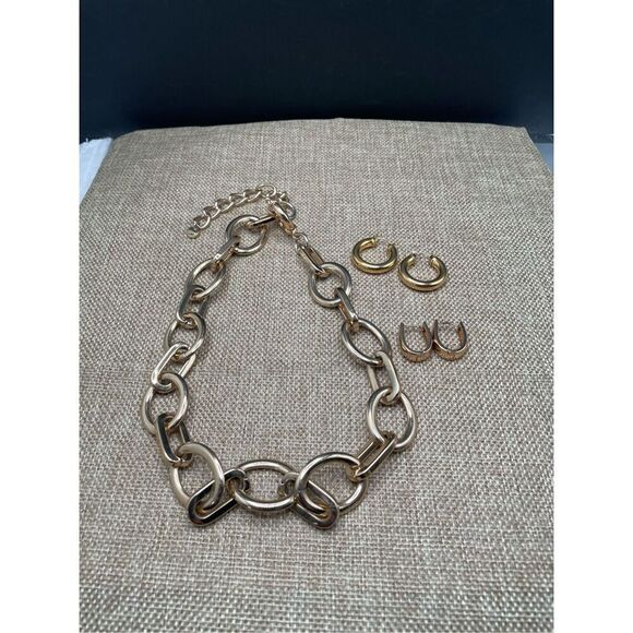 Gold-tone Jewelry Bundle of 3 items Chain Necklace 2 pair Gold-tone Pierced Ear - Picture 1 of 13